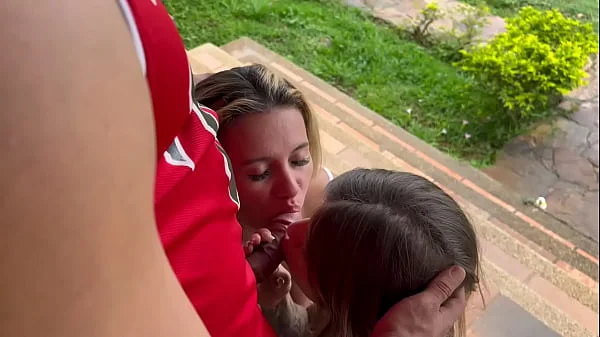 JOVEN Y CACHONDO MAESTRO DE YOGA NOS CALIENTA EN MEDIO DE LA CLASE Y TERMINA FOLLÁNDONOS