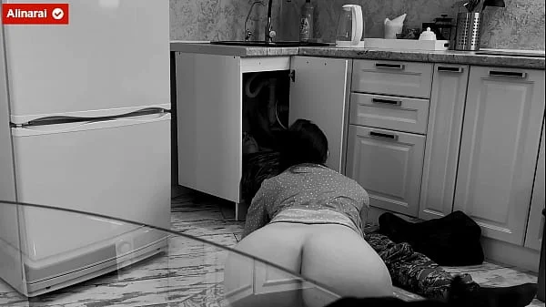 My Horny PAWG Stepmom Has Sex With The Locksmith!