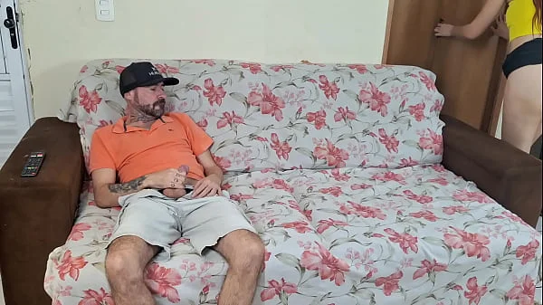 Esposa exibe buceta para meu amigo e deixei eles sozinhos!