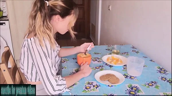 I give milk to my friend's hair so she can comb her hair