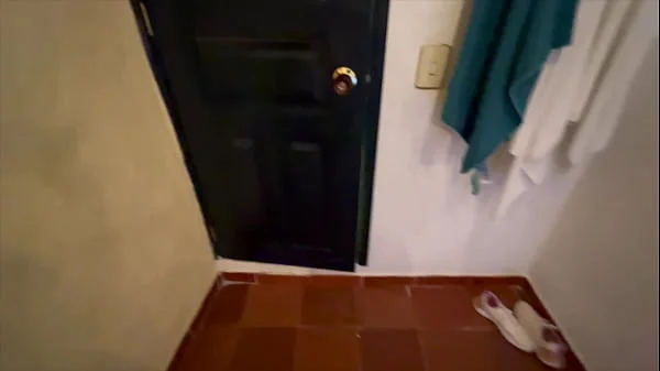 Grabo a la puta rubia del trabajo masturbándose en el baño.