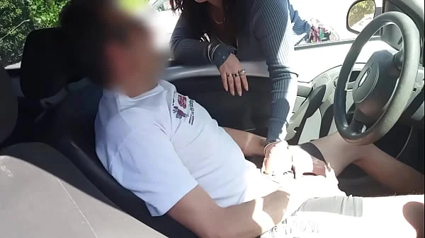 Masturbo a un extraño en su auto mientras mi marido filma todo