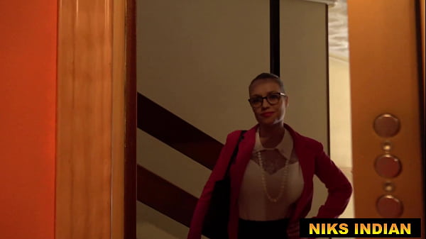 बड़े चूचों वाली गोरी मैडम की गुलाबी चूत को हरामी लड़के ने चोदा