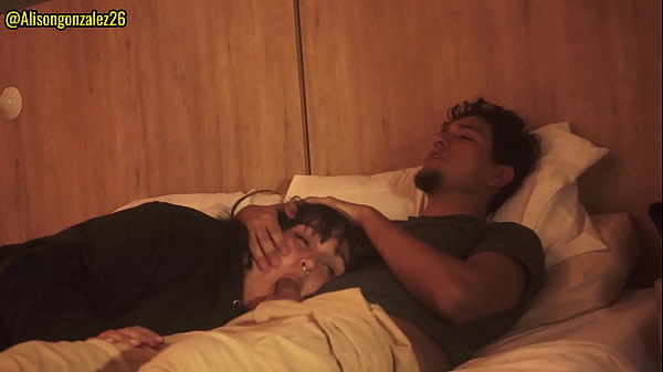 Mirando una pelicula con mi hermanastro y sin querer me trague su pene(Casi nos descubren) ALISONGONZALEZ26 X FANTASIAHARDCORESEX
