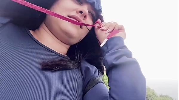 Novinha rabuda é pega no flagra na praia