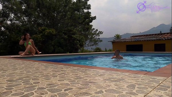 Sexo en la picina con una amiga